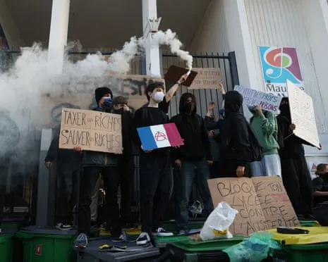 New French Prime Minister Under Mounting Pressure as Nationwide Protests Paralyze Schools and Transport